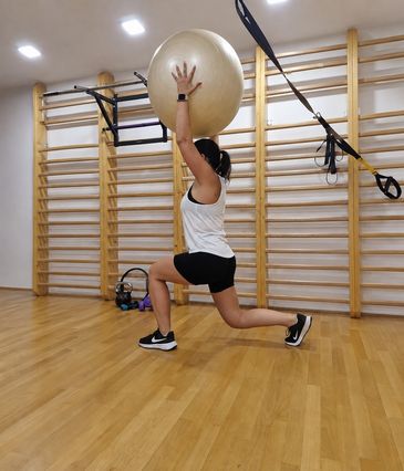 Gerinctréning fitball labdával végzett kitöréssel a stabilitás és a teljes test erősítésére.
